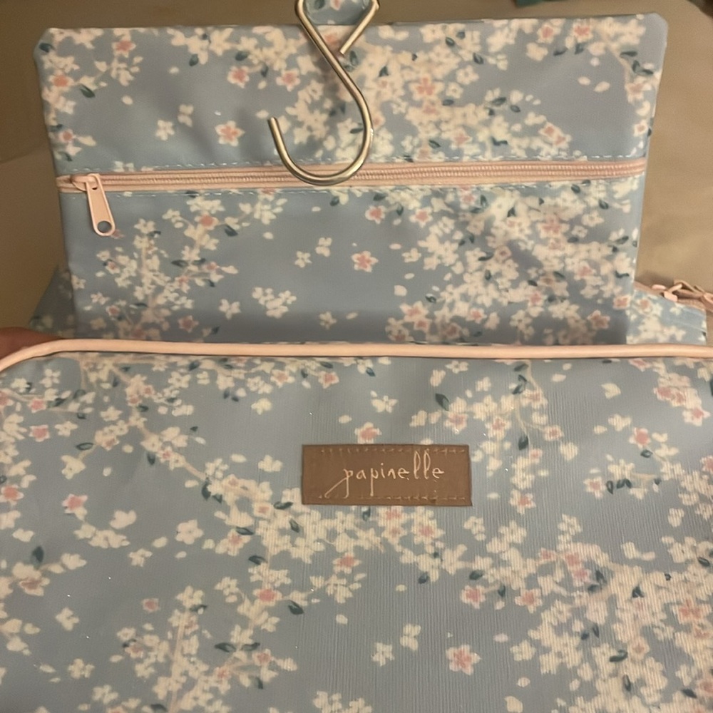 Papinelle Australia 2 pc hanging makeup & matching bag. Gently used w/tags.